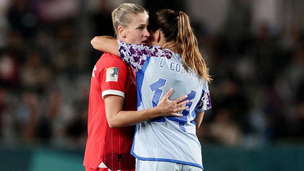 Kuriózní vlastňák na fotbalovém MS! Hráčka z půlky hřiště obstřelila svoji brankářku