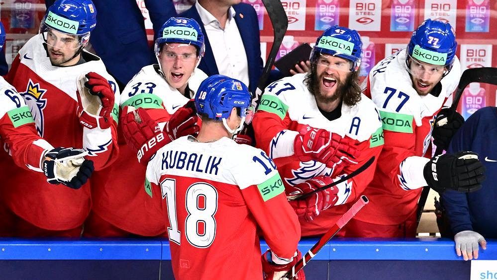 Já a nájezdy? Utrpení, říkal Kubalík. A teď už je zase po všem, hořce se usmál po trestném střílení
