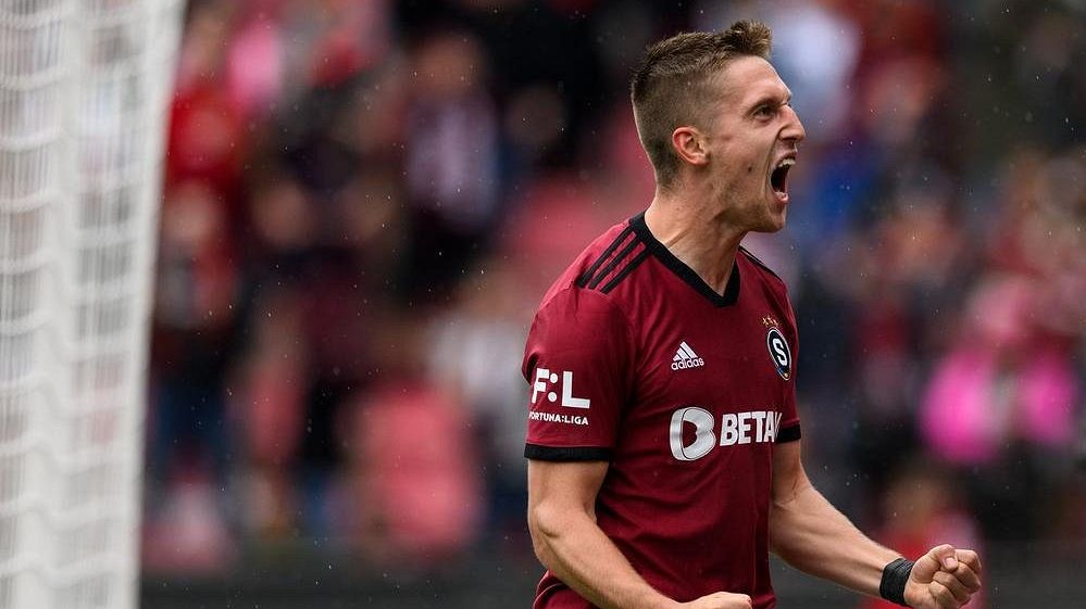 Dej to a utíkej! nabádal ho Rosický. Wiesner bojuje, s kritikou se učí pracovat