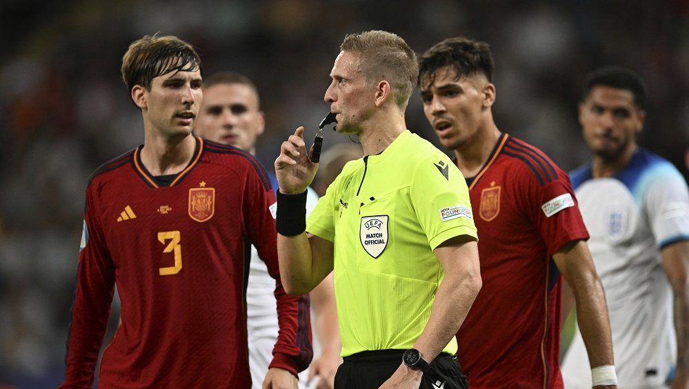 Španělé zuří, pustili se do zlatých Angličanů: Rozhodčí jim dovolují víc