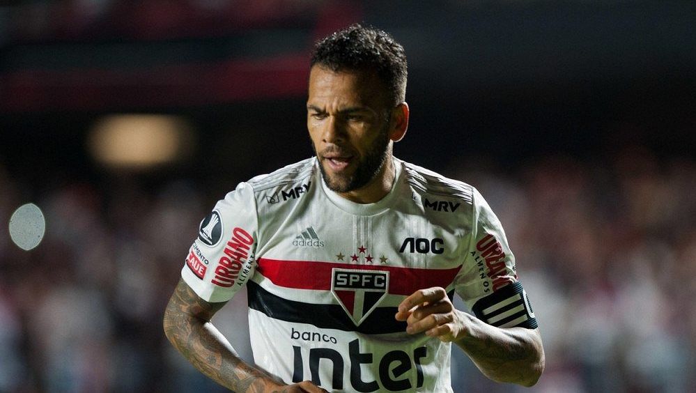 Brazilec Alves stane před soudem kvůli údajnému sexuálnímu napadení