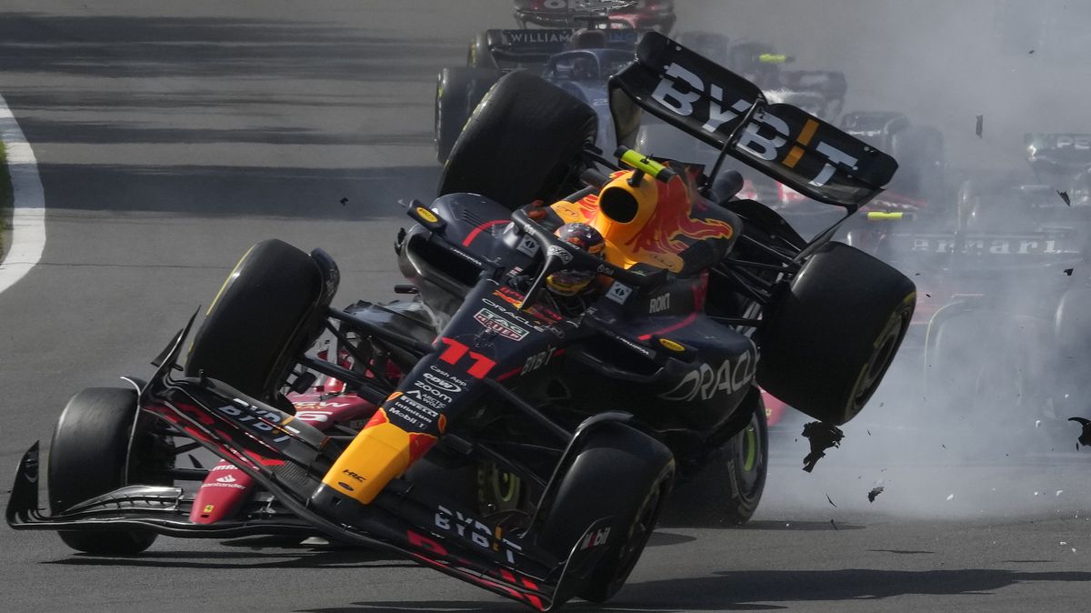 Už zase ten Pérez. Letecký den označil za závodní incident, jenže bude mít Red Bull dál trpělivost?