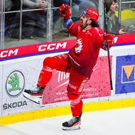 Daniel Voženílek z Třince oslavuje vítězný gól.