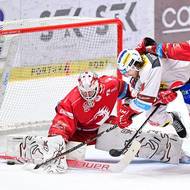 Třinec gólman Ondřej Kacetl v akci během pátého semifinále.