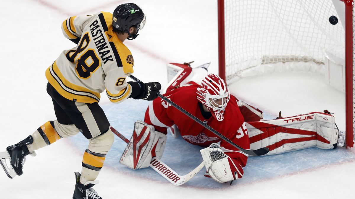 Ťukes à la Pasta. Bostonská superstar pobavila i gólem do prázdné branky