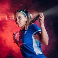 Pozemní hokejistky čeká ME, před startem šampionátu se Češky předvedly před objektivy fotografů. Na snímku pózuje Adéla Lehovcová.