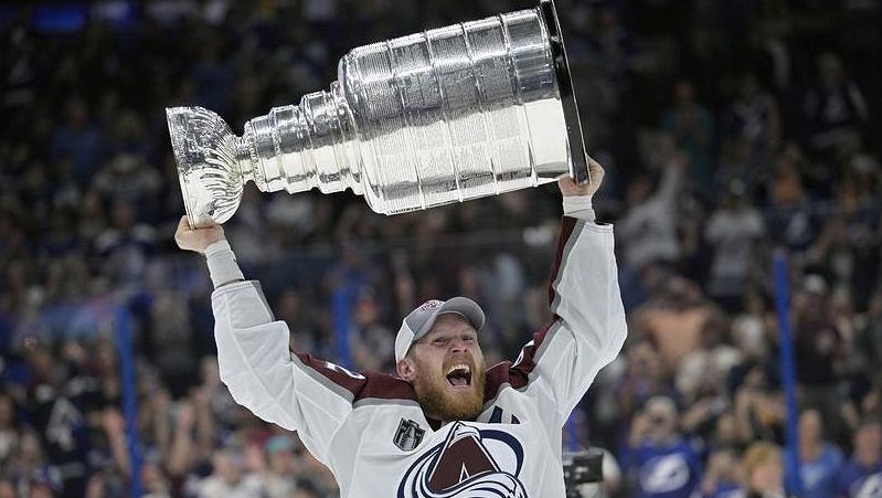 Kapitán Colorada Landeskog by se měl po dvou letech vrátit zkraje sezony do NHL