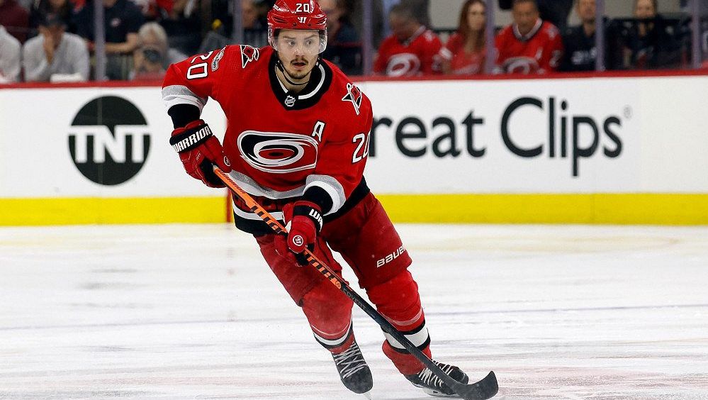 Spoluhráč české hvězdy bude v balíku. V NHL vydělá 1,7 miliardy