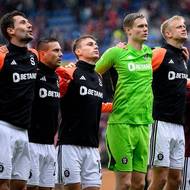 Vítěznou děkovačku si poprvé užil i brankář Peter Vindahl.