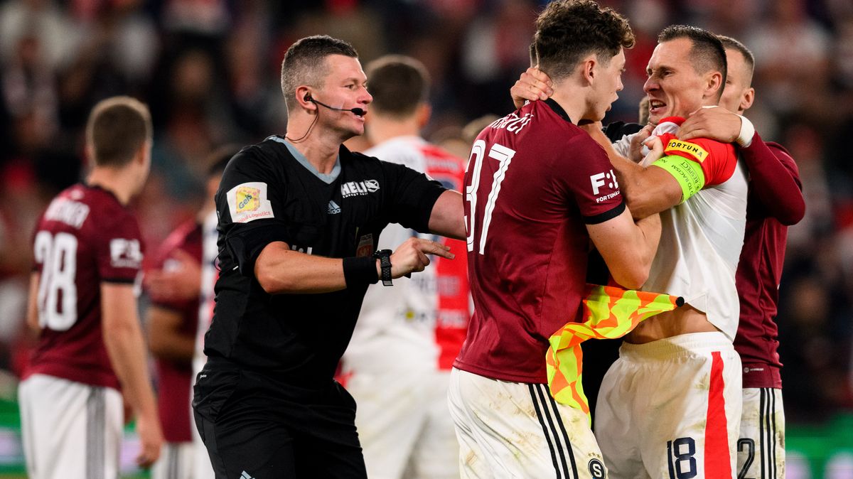 Slavia reaguje na derby: Vinu hledá u sebe, nesouhlasí s komisí rozhodčích, o choreu nevěděla