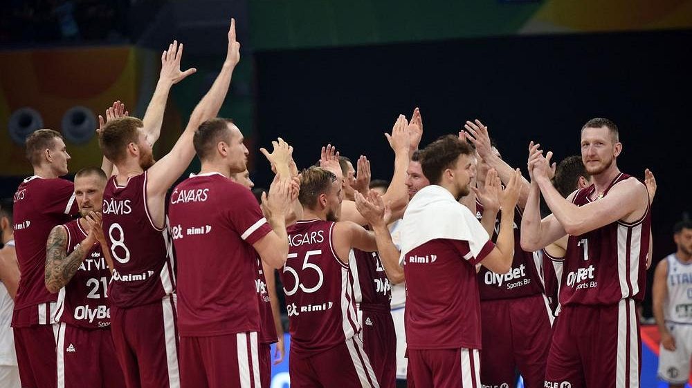 Nováček mistrovství světa basketbalistů Lotyšsko bude hrát o páté místo