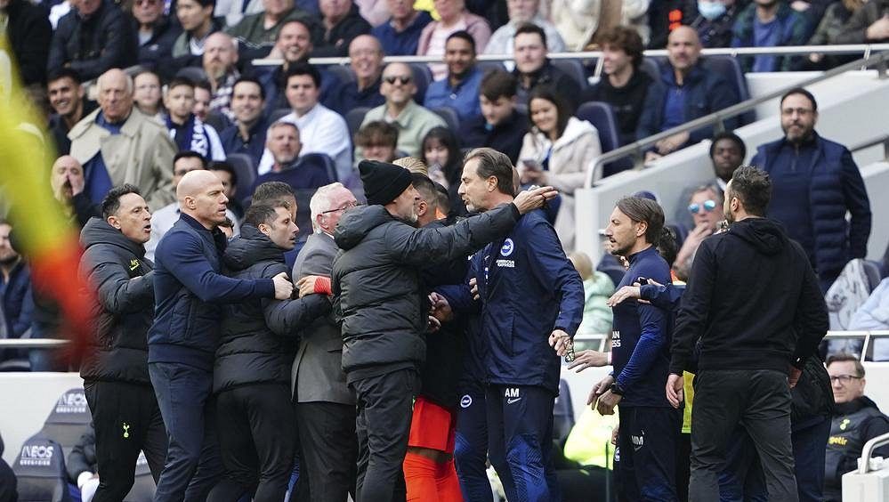 Tottenham a Brighton dostaly pokutu za nevhodné chování trenérů