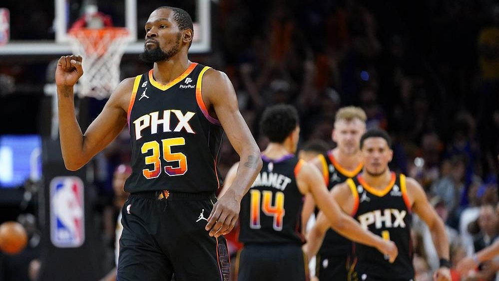Booker s Durantem dotáhli Phoenix k výhře, Boston vyhrál ve Philadelphii