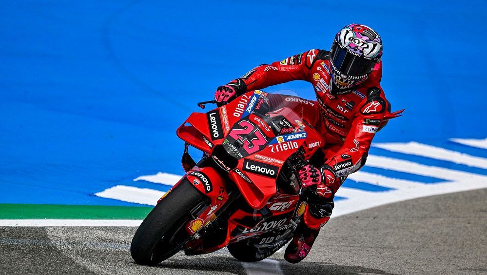 Motocyklista Bastianini přijde kvůli ramenu i o Velkou cenu Francie MotoGP