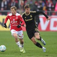 Matěj Ryneš ze Sparty stíhá Michala Hlavatého