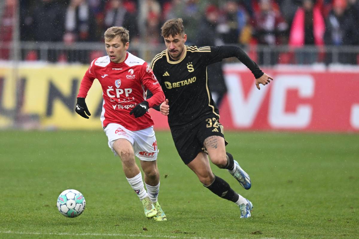 Matěj Ryneš ze Sparty stíhá Michala Hlavatého