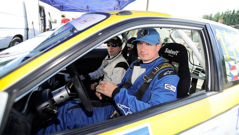 Hokejový šampion trénuje v Americe juniory a v Česku si plní sny. Teď si střihl Barum rallye
