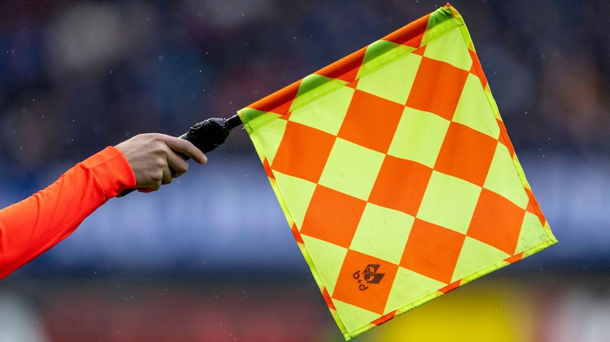Šok v pauze! Drzý lupič zaskočil fotbalisty v Mělníku! Všechno bylo pryč. I auto