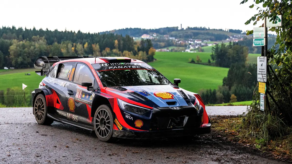 Italskou rallye po úvodní etapě těsně vede Neuville, lídr MS Evans je šestý
