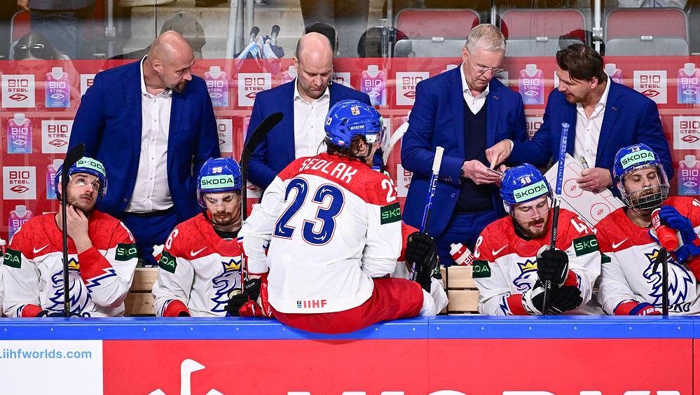 Kdy bude chytat Vejmelka? Nevíme, řekl Jalonen. Víc vysvětlovat nemusím. Se sedmi body je spokojen