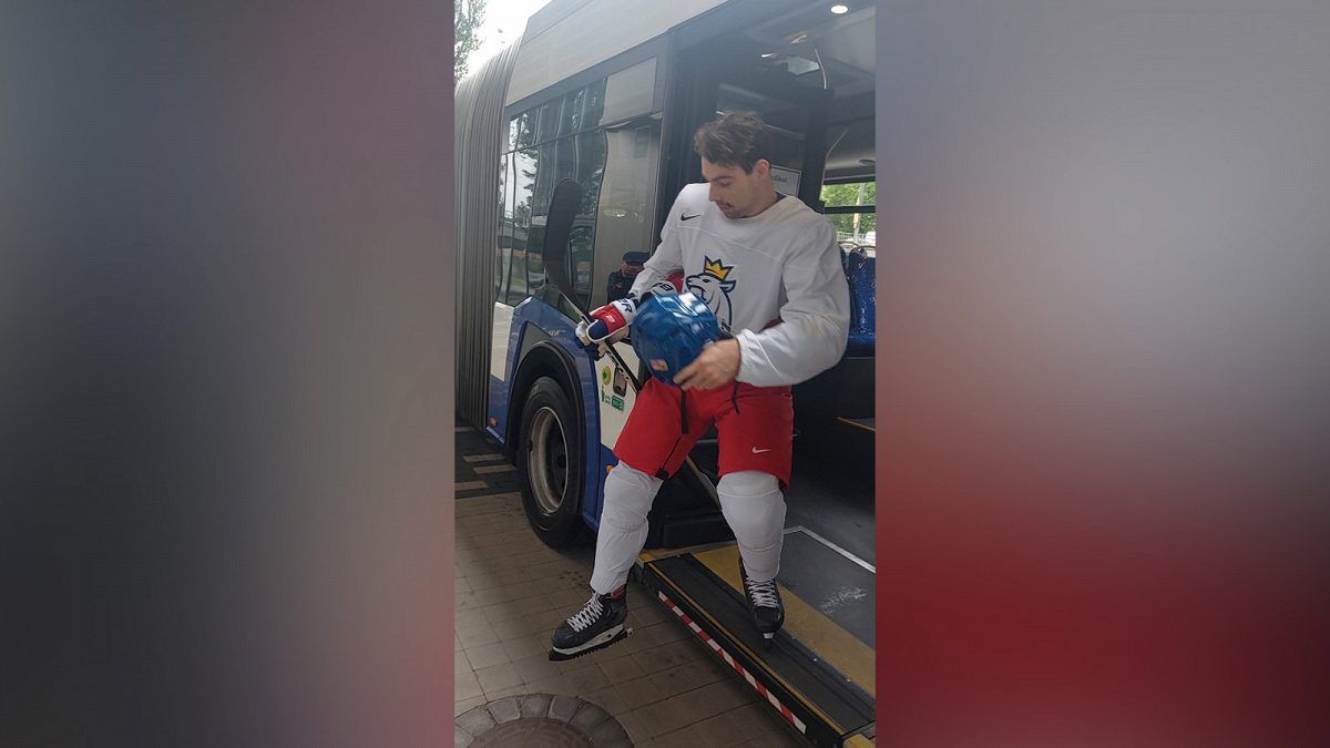 WC-Hockey |  Eine gute Nachricht.  Als der Junge versuchte zu trainieren, trug der Stürmer der Rangers eine Vollgesichtsmaske