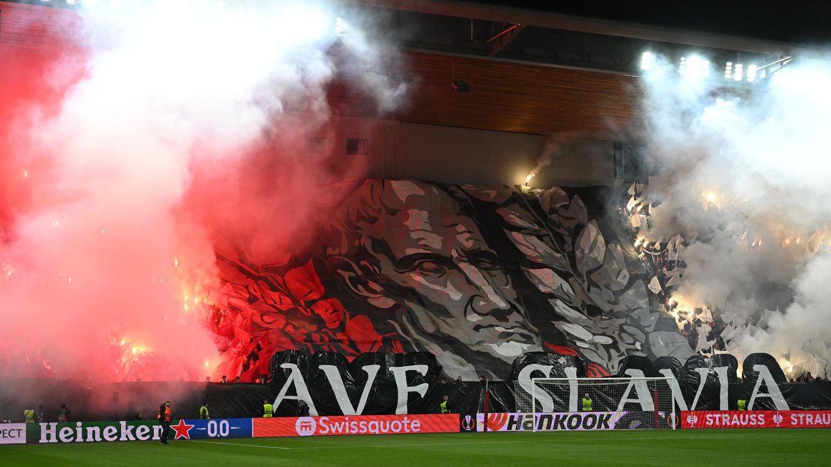 UEFA trestá Slavii za zápas s AS Řím: Milionová pokuta, podmínečně uzavřená tribuna a distanc pro trenéra