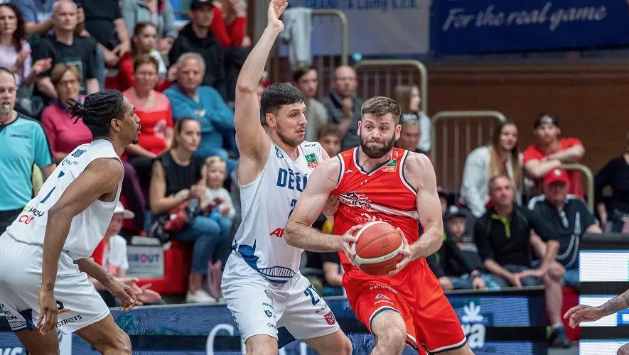Pardubičtí basketbalisté si výhrou v Praze nad USK upevnili druhé místo