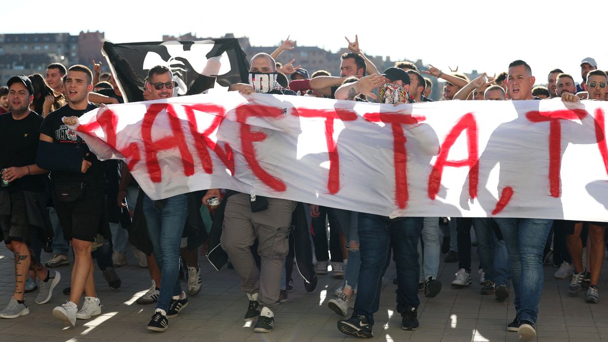 Chaos ve VIP sektoru. Fotbaloví chuligáni praštili dítě židlí