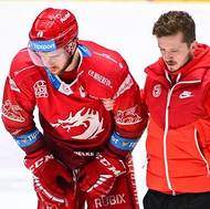 Zraněný Miloš Roman z Třince opouští ledovou plochu v Pardubicích.