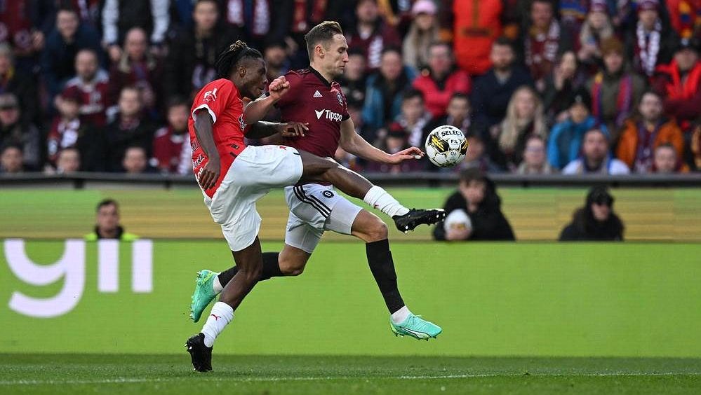 Reklama na fotbal. Sparta i po derby S zůstává v čele ligy