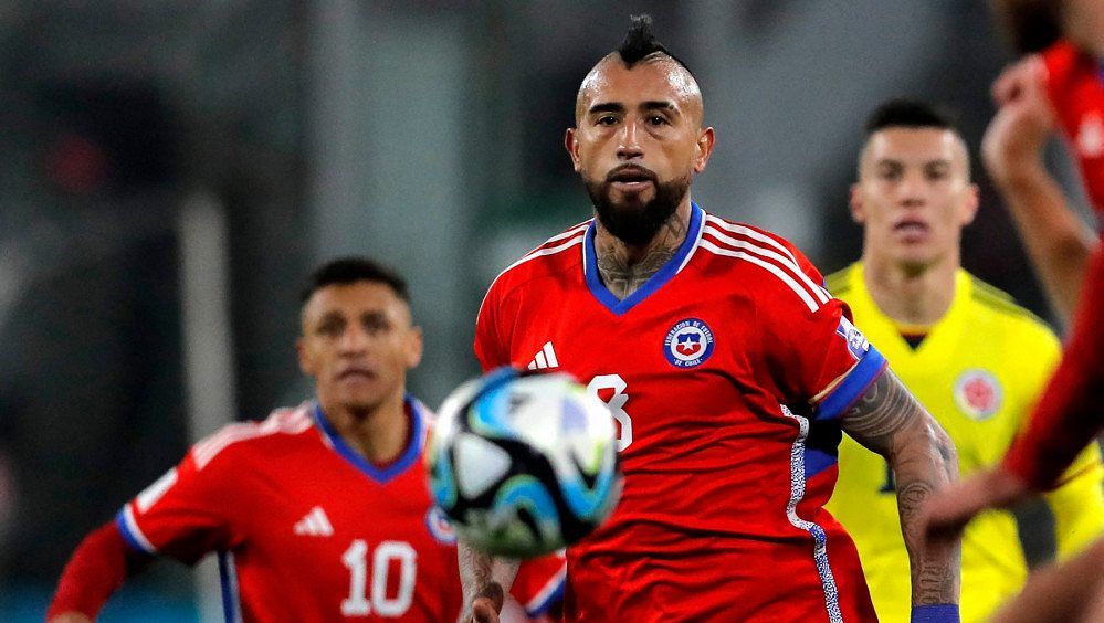 Chilský fotbalista Vidal si vážně poranil koleno, ale kariéru nekončí