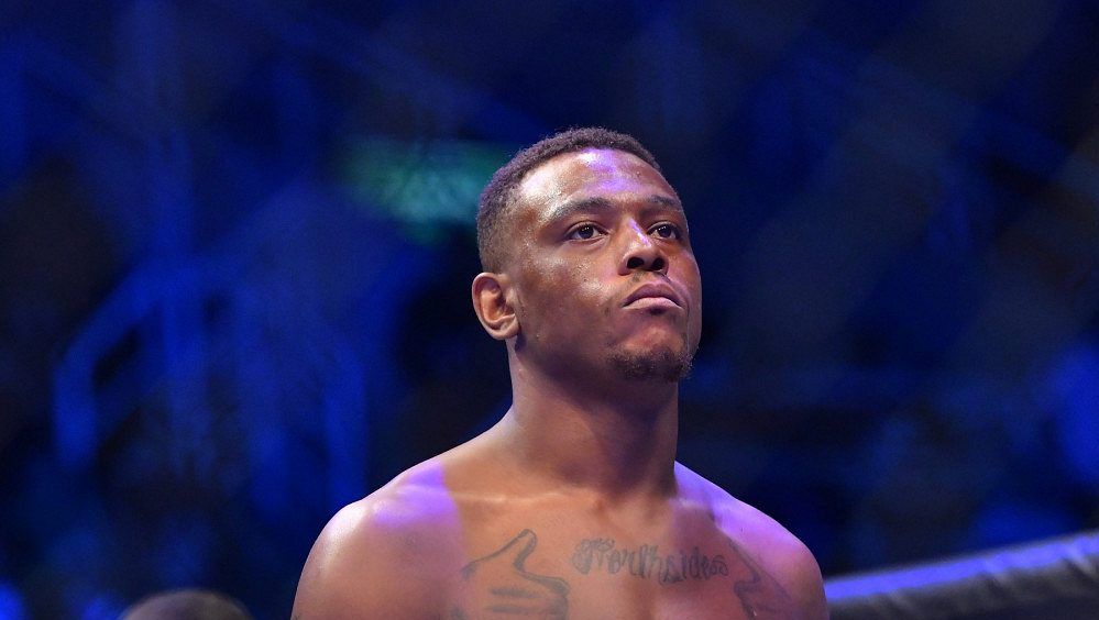 Šampion Hill se vážně zranil a vzdal se titulu. Plánový duel s Procházkou padá