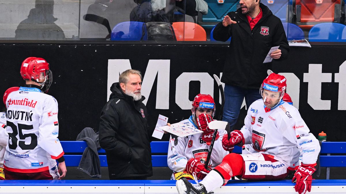 Vztek v Hradci. Hokejisté zůstali v kabině dlouho zavření