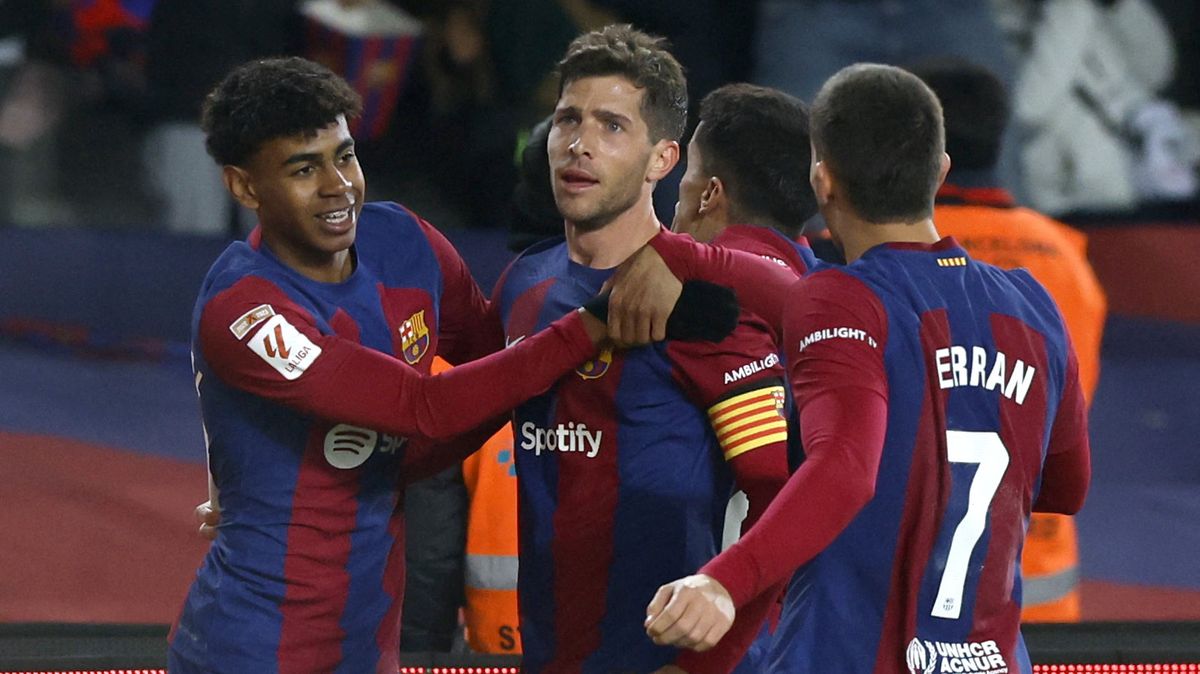 Tápající Barcelona přemohla Almeríi a vystřídala Atlético Madrid na třetím místě