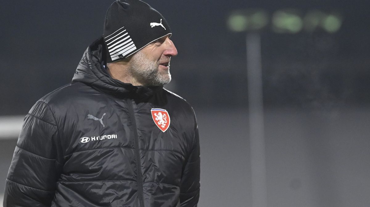 Ženskou fotbalovou reprezentaci nadále povede Karel Rada