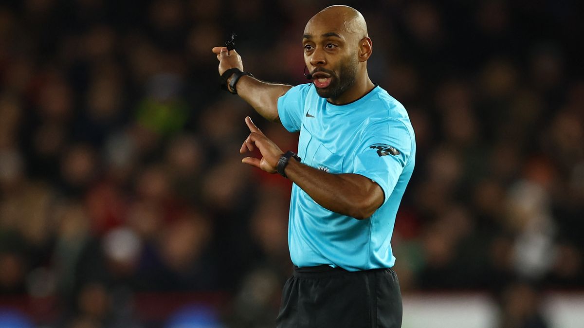 Po patnácti letech. Zápas Premier League řídil arbitr tmavé pleti