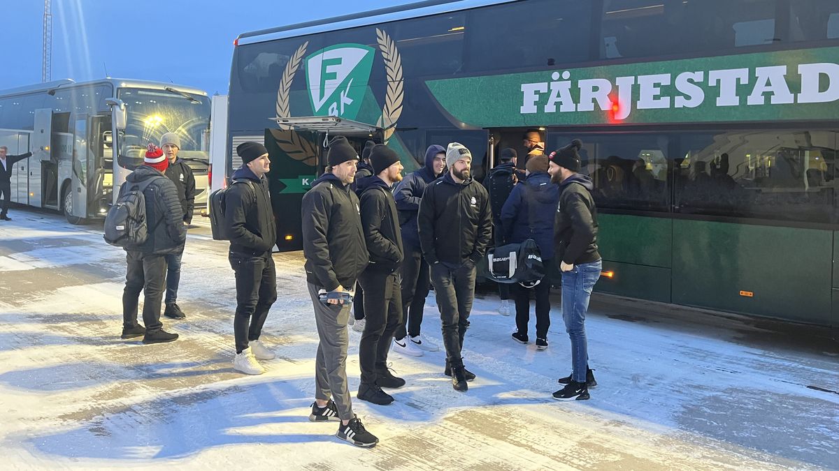 Hokejisté přiletěli do mrazivého Karlstadu. Rulíka nadchl autobus: Nafotit a poslat do extraligy!