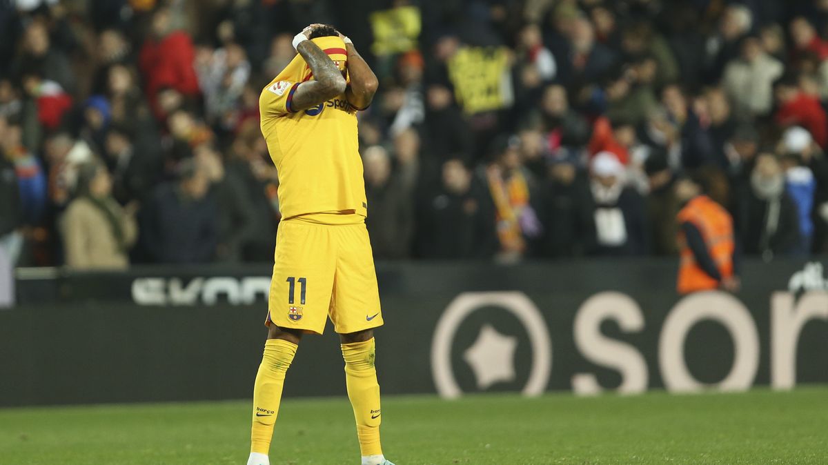 Barcelona pouze remizovala ve Valencii a posunula se na třetí příčku před Atlético