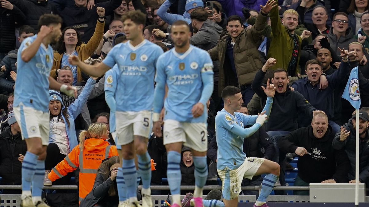Manchester City otočil derby a na Liverpool ztrácí bod