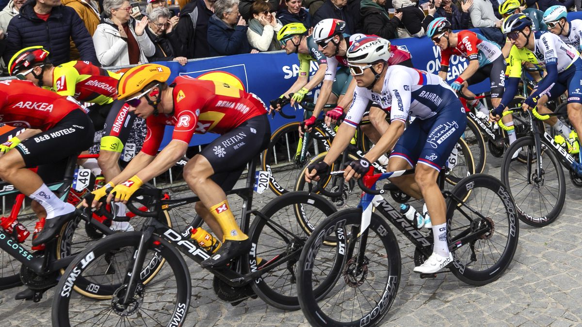 Pořadatelé cyklistické klasiky Paříž-Roubaix zmírní nájezd na obávané kostky