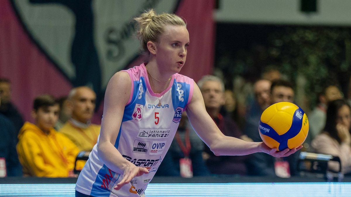 Nečekaně těsný kontakt. Jiskření na hřišti? Obě volejbalistky stydlivě koukaly a tým se bavil