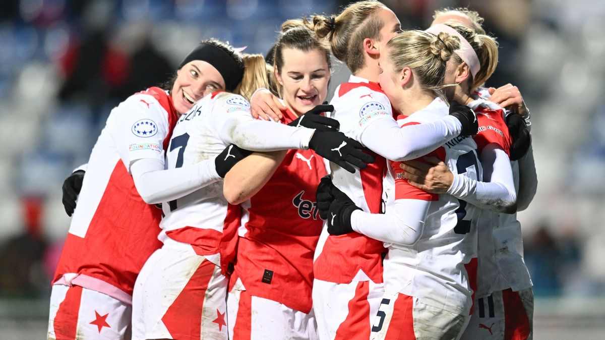 Fotbalistky Slavie porazily před rekordní návštěvou Spartu a sahají po titulu