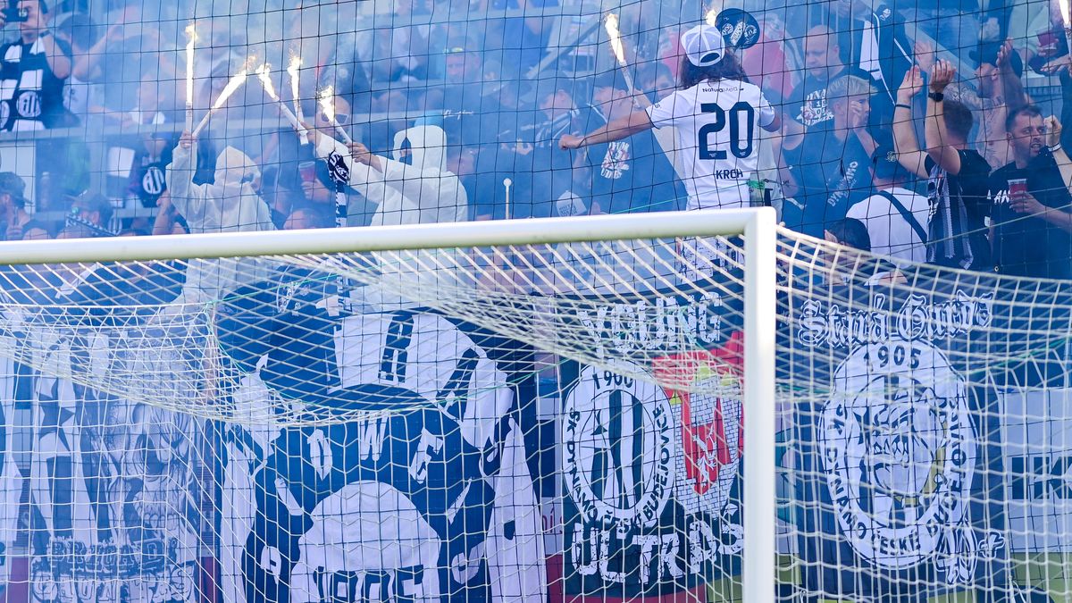 Jsou na straně hostů, ale sedí mezi domácími. Co takoví fanoušci smí a může je ochranka vyvést ze stadionu?