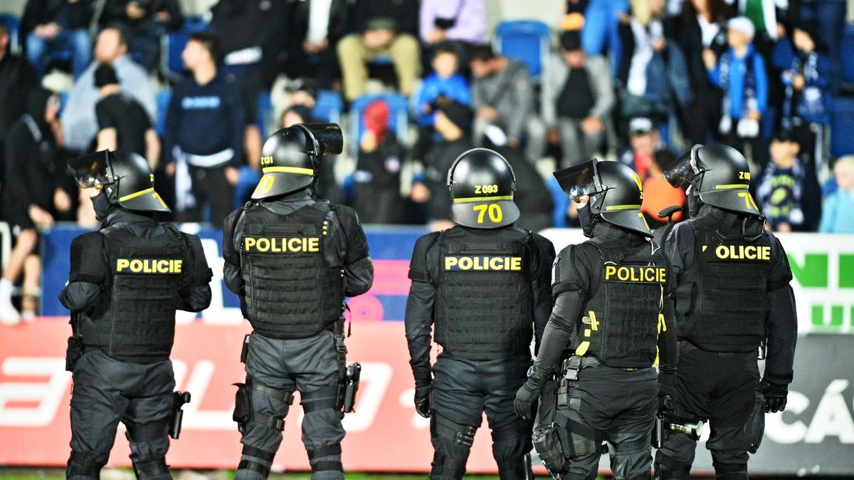 Pozvraceli autobus, řidič si stěžoval. Policie obhajuje potupné kontroly fanoušků