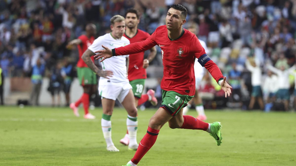 Spoluhráči ho obdivují, trenér se klaní. Nestárnoucí Ronaldo se parádně naladil na souboj s Čechy
