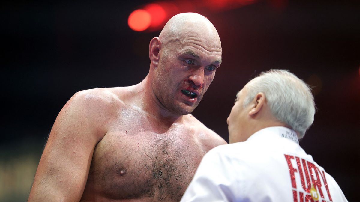 Boxer Fury upustil páru. Vyvedla ho ochranka, opilý se plazil po zemi