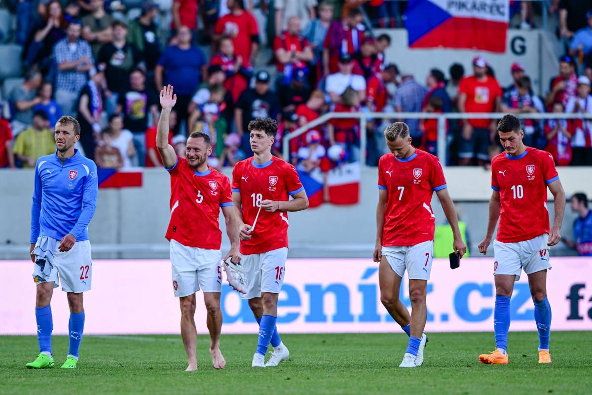Čeští reprezentanti děkují fanouškům po utkání proti Severní Makedonii.