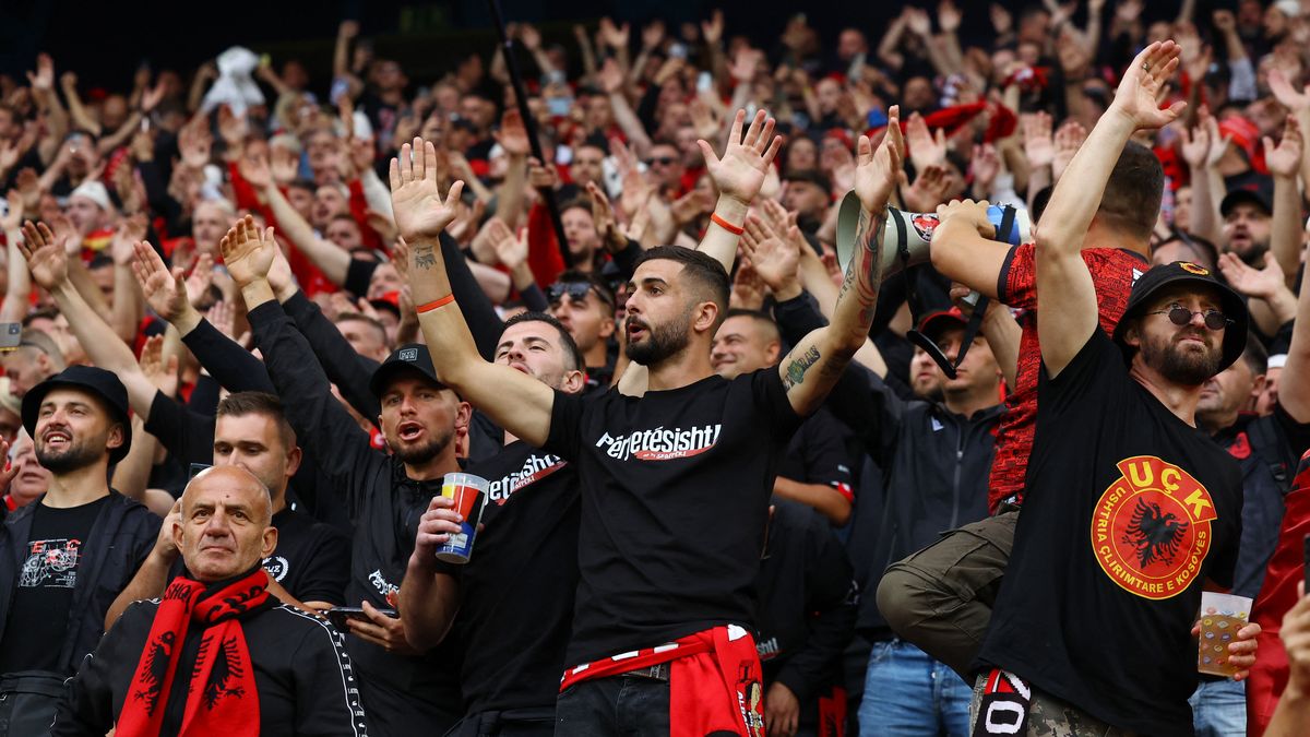 Reportér ČT dostal při živém vstupu čepičku. Albánci řádí na Euru, před zraky Italů spáchali kulinářský zločin