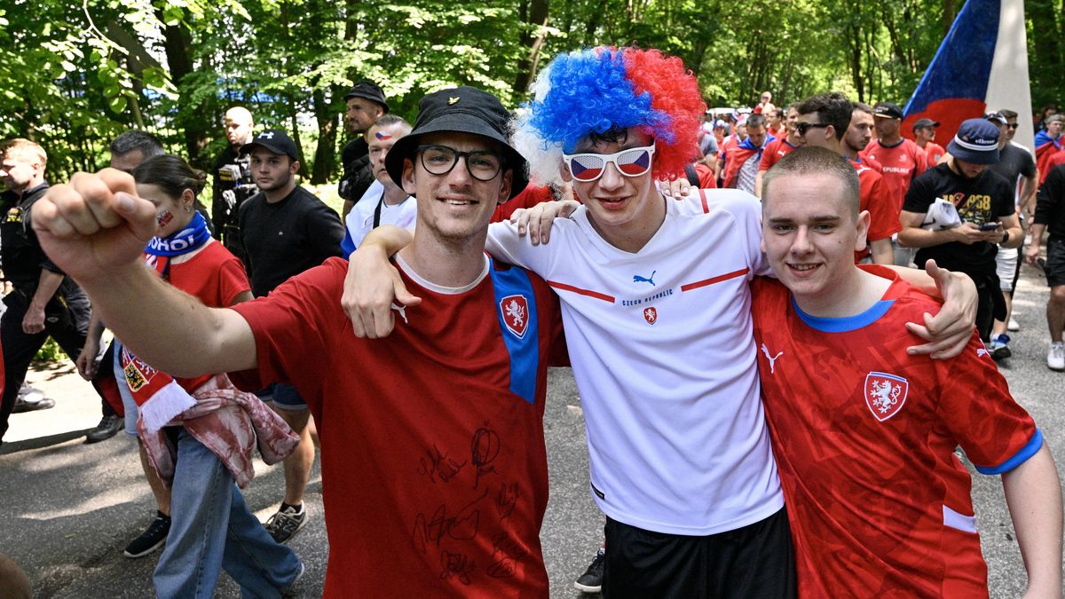 Hřiště ani hlediště Češi v Hamburku neovládli. Dominovali aspoň v hospodách