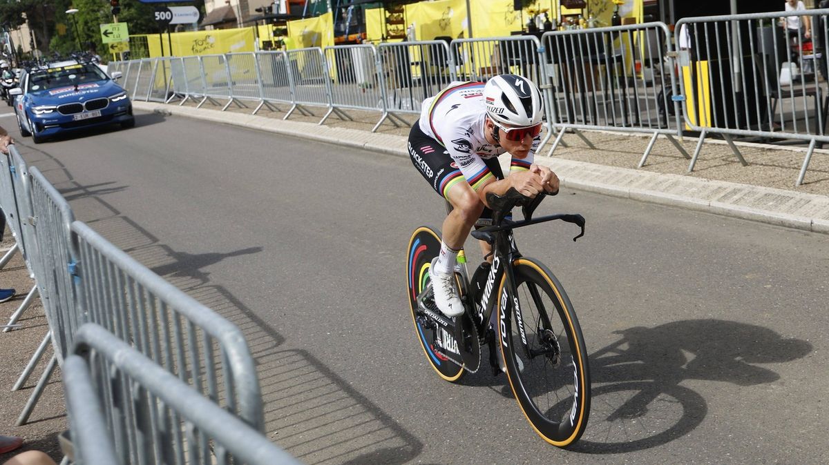 Bitva favoritů v časovce! Premiérový triumf na Tour slaví Evenepoel, obhájce ztratil